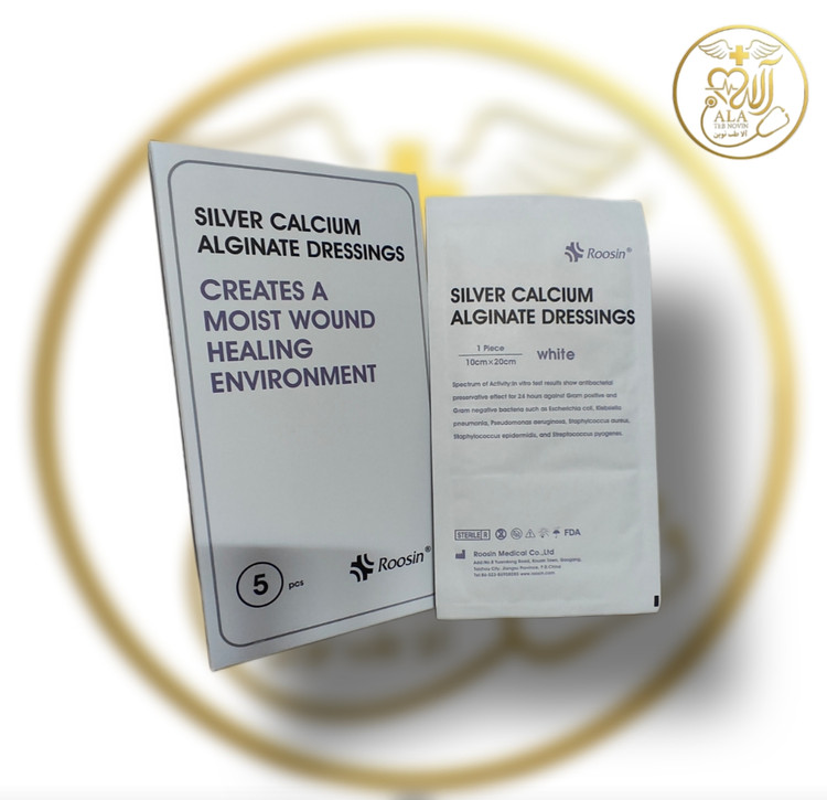 پانسمان آلژینات کلسیم نقره روزین (Roosin Silver Calcium Alginate Dressing) یک پانسمان پیشرفته نوین با جذب فوقالعاده بالا و خواص آنتیباکتریال قدرتمند است که از الیاف زیستسازگار آلژینات کلسیم طبیعی آغشته به یونهای نقره ضدمیکروبی تشکیل شده است. این پانسما